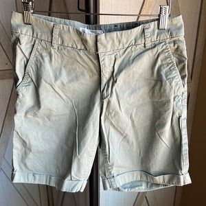 H&M L.O.G.G label of graded goods. Women’s chino/khaki/cuffed shorts. Olive sz 6